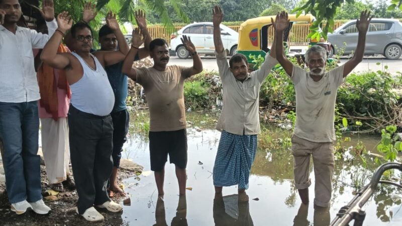 आरटीओ कार्यालय के सामने जलभराव से दुकानदार परेशान