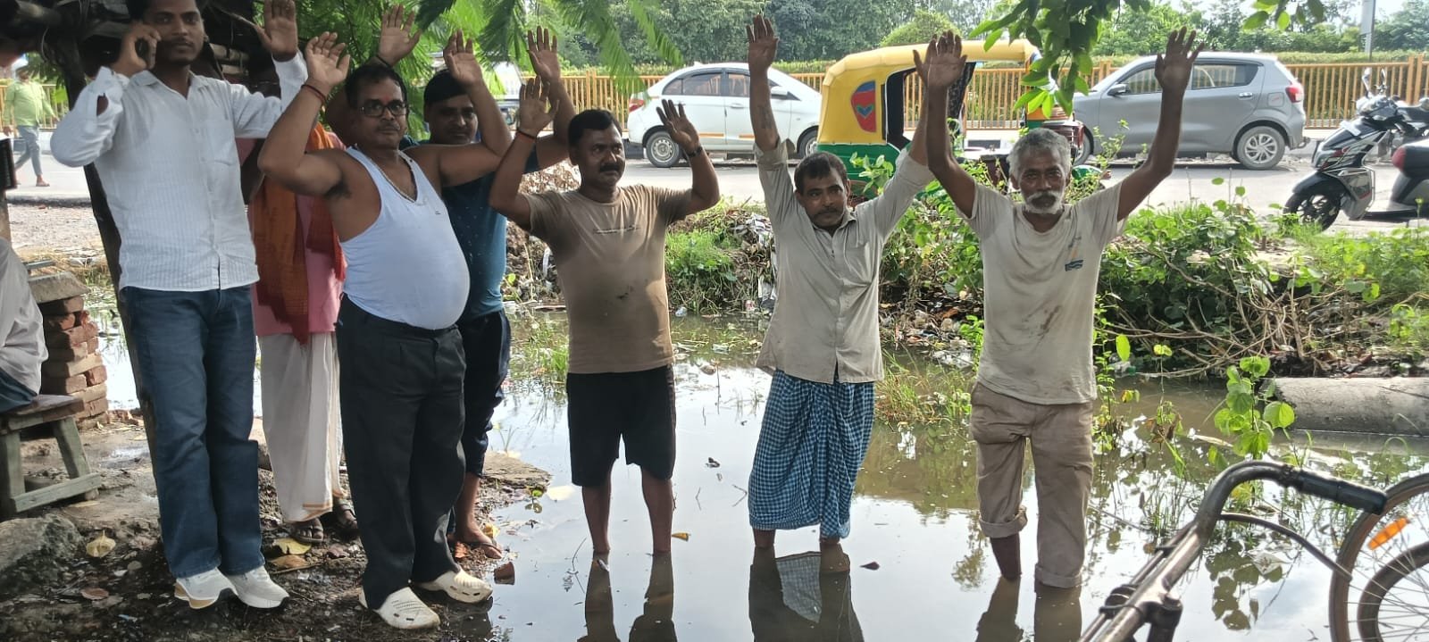 आरटीओ कार्यालय के सामने जलभराव से दुकानदार परेशान
