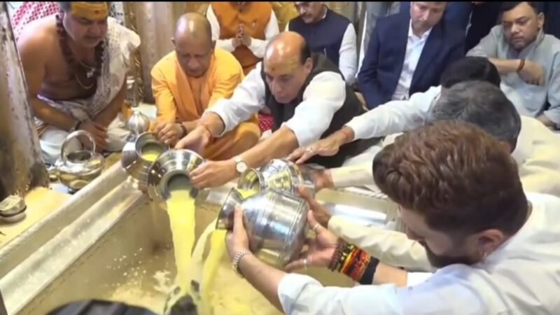 बाबा विश्वनाथ के दरबार में राजनाथ सिंह और सीएम योगी ने की पूजा