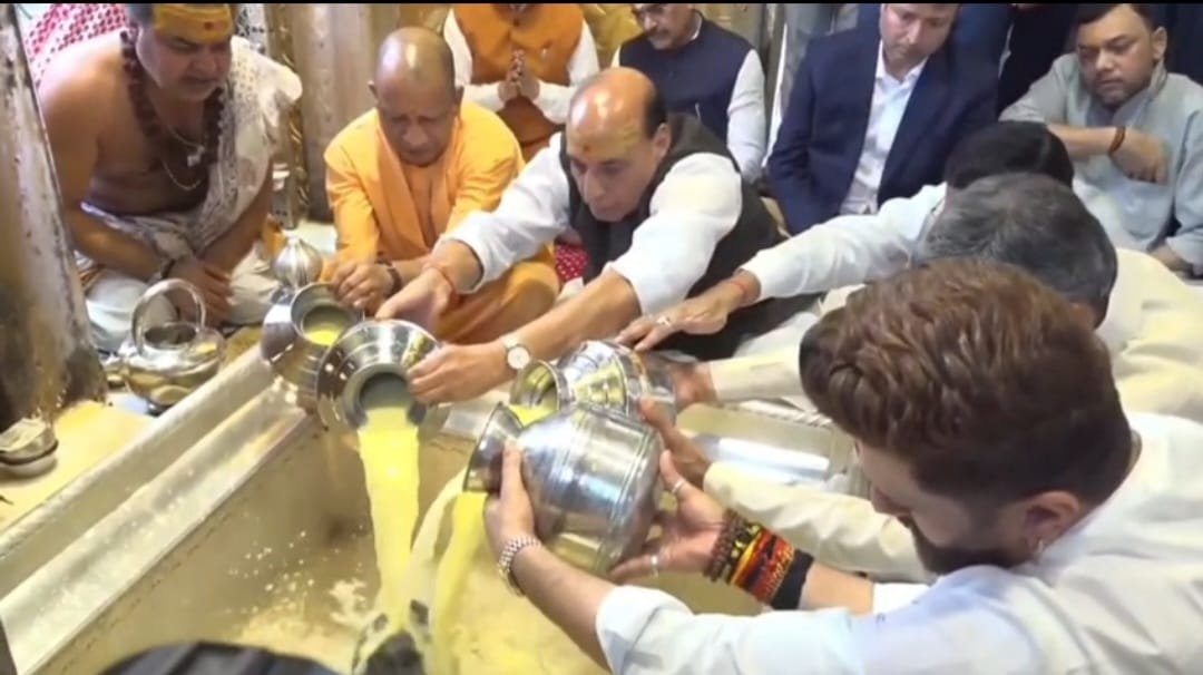 बाबा विश्वनाथ के दरबार में राजनाथ सिंह और सीएम योगी ने की पूजा