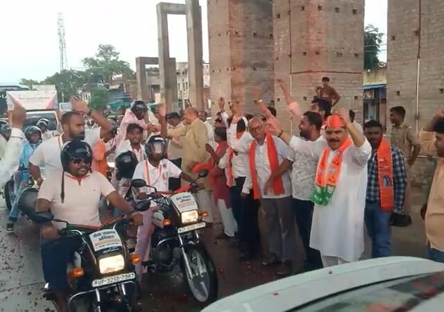 मोहनसराय में सेवा संकल्प बाइक यात्रा का भव्य स्वागत, युवाओं का किया उत्साहवर्धन