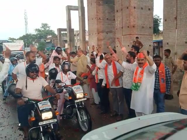 मोहनसराय में सेवा संकल्प बाइक यात्रा का भव्य स्वागत, युवाओं का किया उत्साहवर्धन