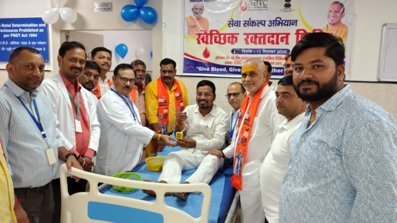 सेवा संकल्प अभियान में भाजपा कार्यकर्ताओं ने किया रक्तदान