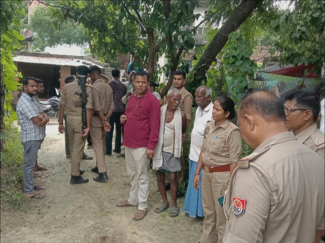 जौनपुर :  मां और बहन को कुल्हाड़ी से काटा