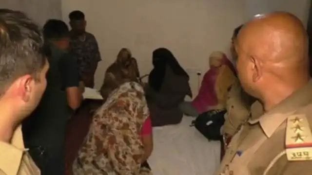 गेस्ट हाउस में छापेमारी, चार महिलाओं समेत पकड़े गए सात