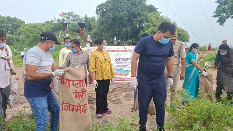 पंचमुखी महादेव मंदिर में गूंजी स्वच्छता की अलख, डीएम ने किया श्रमदान