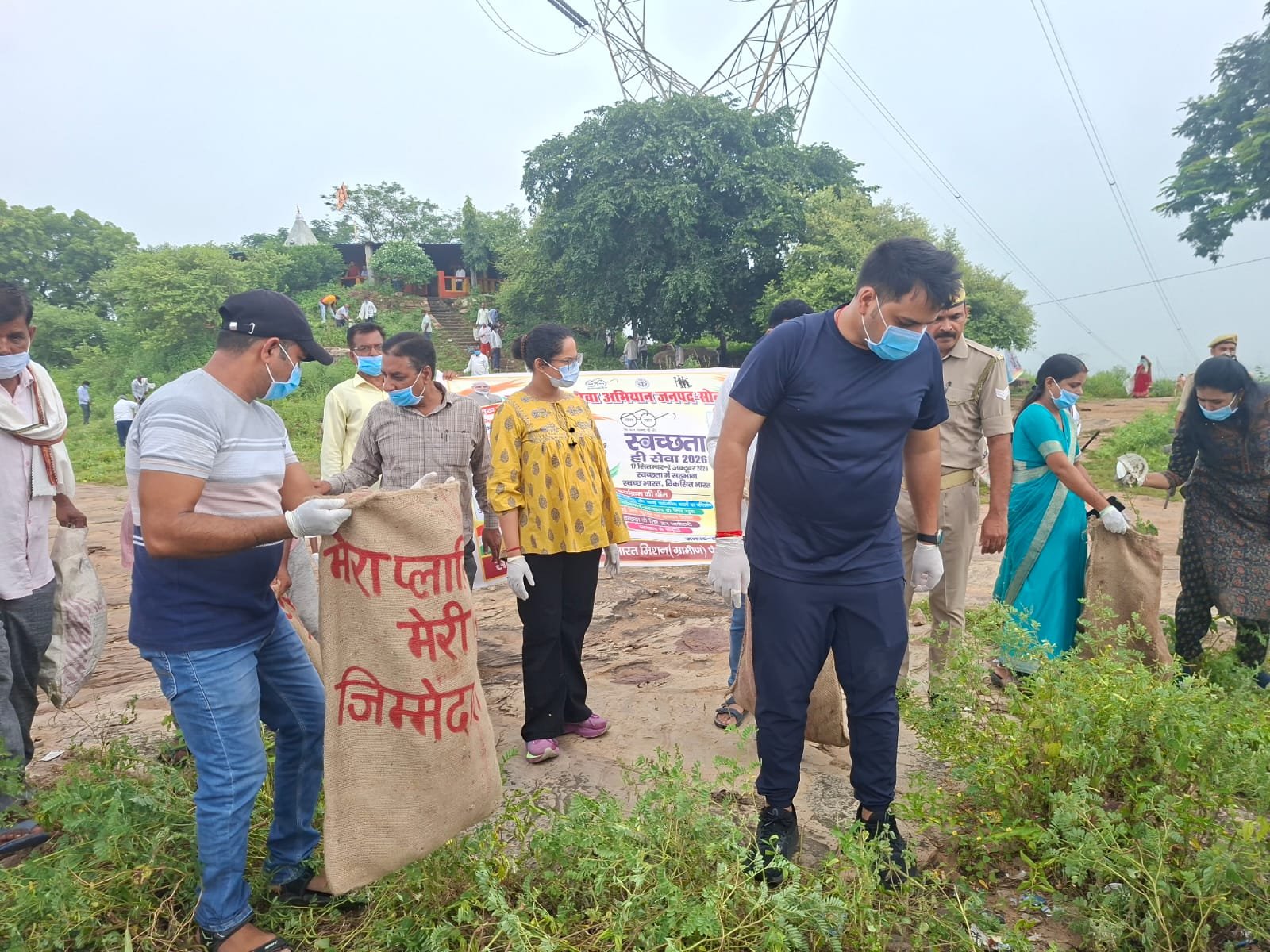पंचमुखी महादेव मंदिर में गूंजी स्वच्छता की अलख, डीएम ने किया श्रमदान