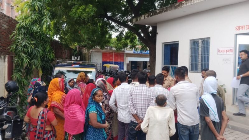 अवैध शराब बिक्री के विरोध में महिलाओं ने लालपुर थाने का किया घेराव