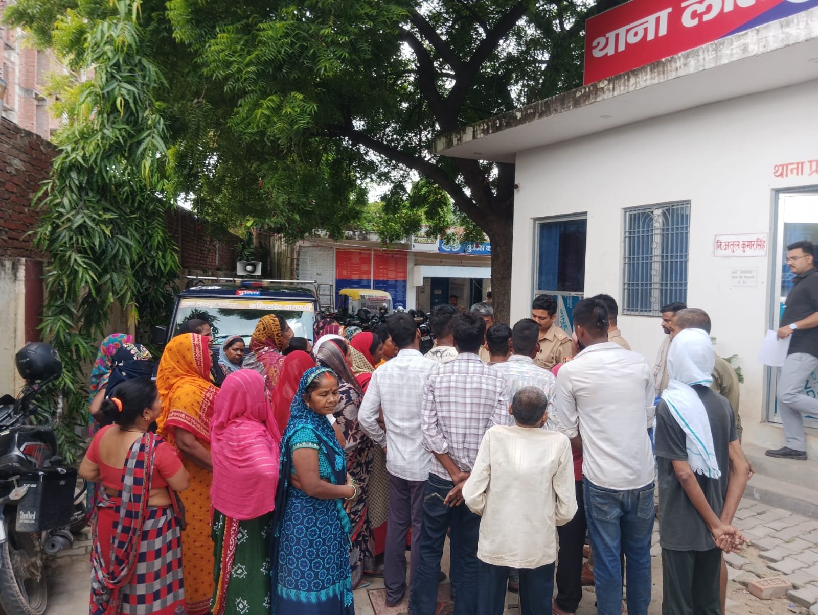 अवैध शराब बिक्री के विरोध में महिलाओं ने लालपुर थाने का किया घेराव