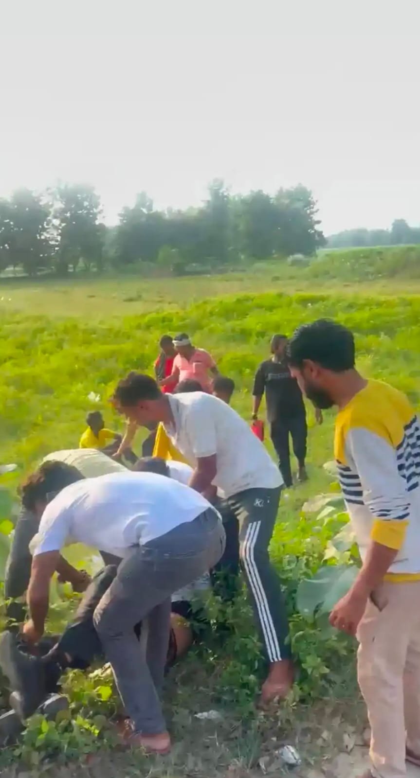 तेज रफ्तार बुलेट स्कूल के साइनबोर्ड से टकराई