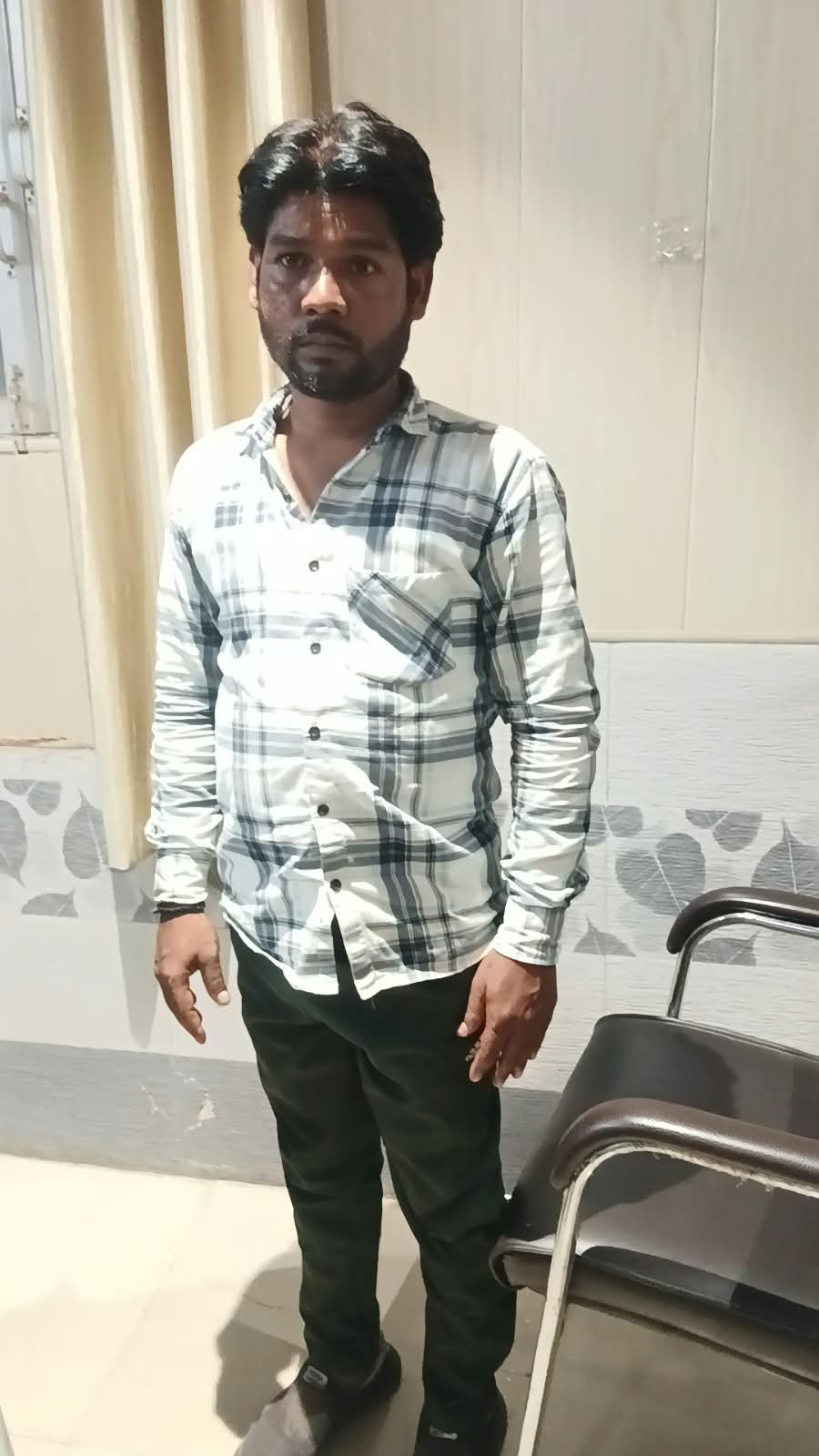 सीर गोवर्धन के लेखपाल का निजी मुंशी एक लाख रुपये रिश्वत लेते गिरफ्तार