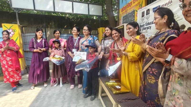 रोटरी क्लब के सहयोग से प्राथमिक विद्यालय मंडुवाडीह को मिली आलमारी