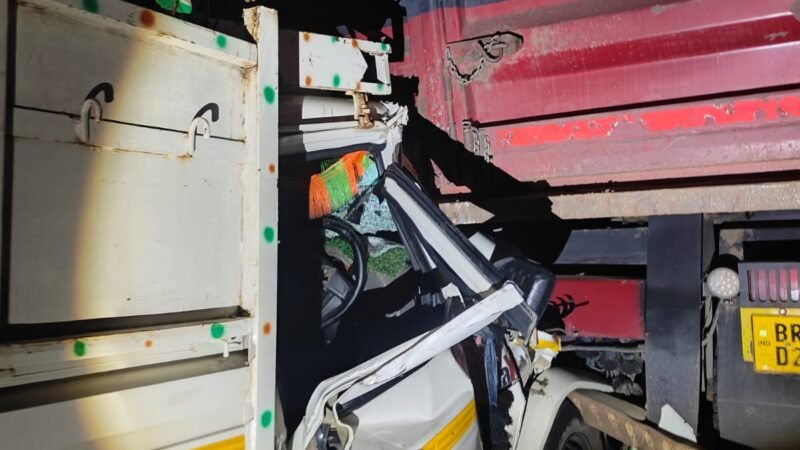 खड़ी ट्रक में घुसी पिकअप, चालक समेत दो की मौत