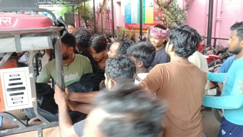 पिशाचमोचन कुंड में डूबे युवक की मौत, परिजन ई-रिक्शा से लेकर भागे शव