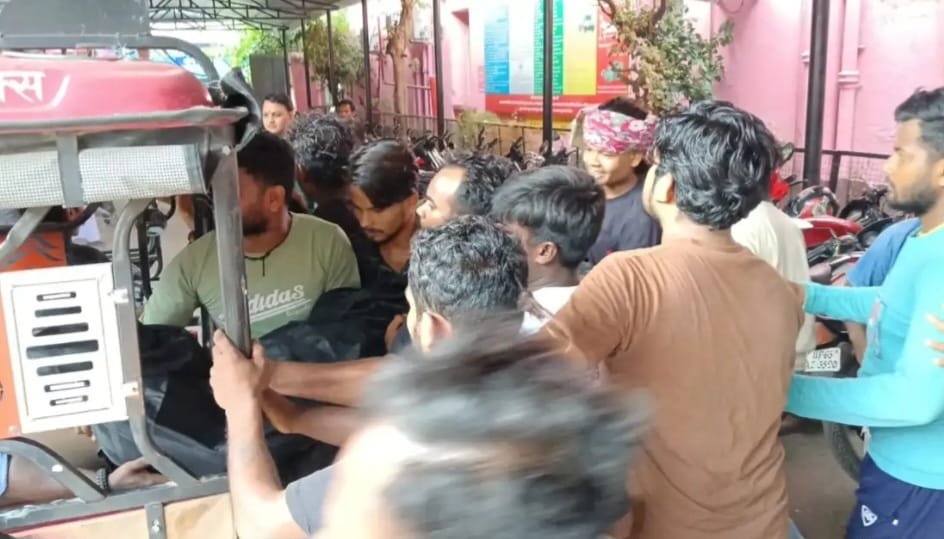 पिशाचमोचन कुंड में डूबे युवक की मौत, परिजन ई-रिक्शा से लेकर भागे शव
