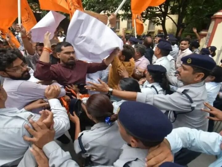 बीएचयू में चीफ प्रॉक्टर को हटाने की मांग, एबीवीपी कार्यकर्ताओं ने किया प्रदर्शन