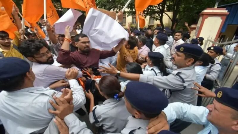 बीएचयू में चीफ प्रॉक्टर को हटाने की मांग, एबीवीपी कार्यकर्ताओं ने किया प्रदर्शन