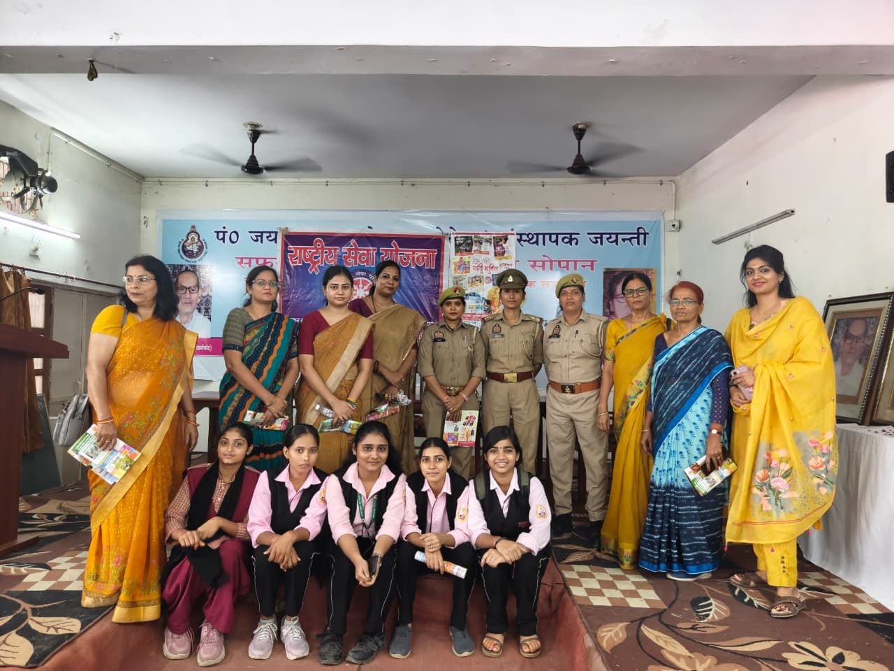 एंटी रोमियो टीम ने छात्राओं को किया जागरूक, महिला सुरक्षा और साइबर अपराध से बचाव की दी जानकारी