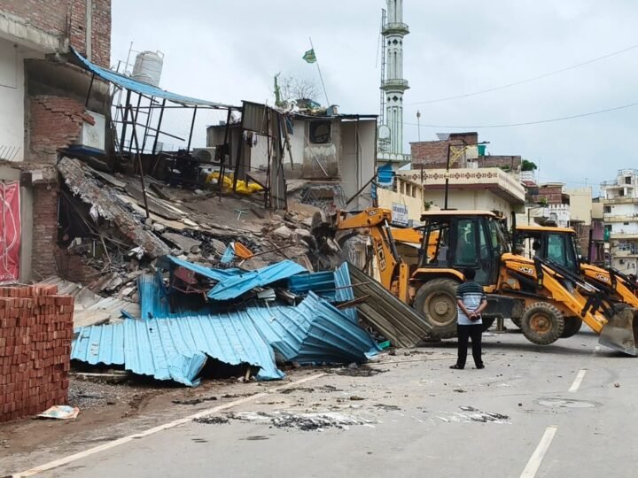 कचहरी चौराहे पर अवैध निर्माण के खिलाफ बुलडोजर कार्रवाई, रेस्तरां ध्वस्त