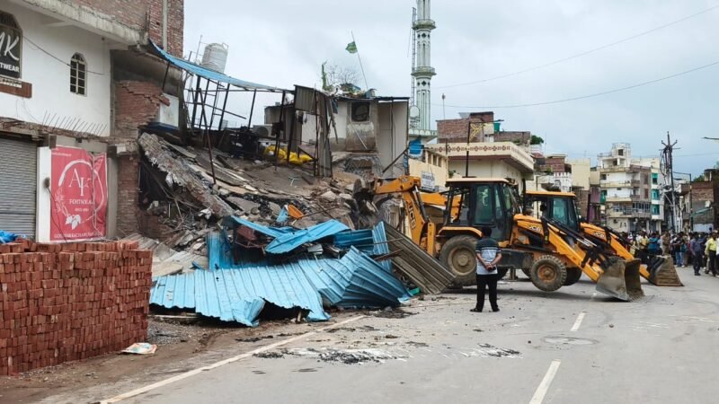 कचहरी चौराहे पर अवैध निर्माण के खिलाफ बुलडोजर कार्रवाई, रेस्तरां ध्वस्त