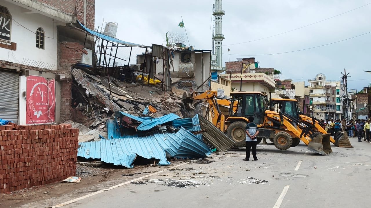 कचहरी चौराहे पर अवैध निर्माण के खिलाफ बुलडोजर कार्रवाई, रेस्तरां ध्वस्त