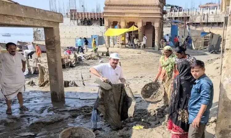 बाढ़ के बाद गंगा घाटों पर सफाई अभियान तेज