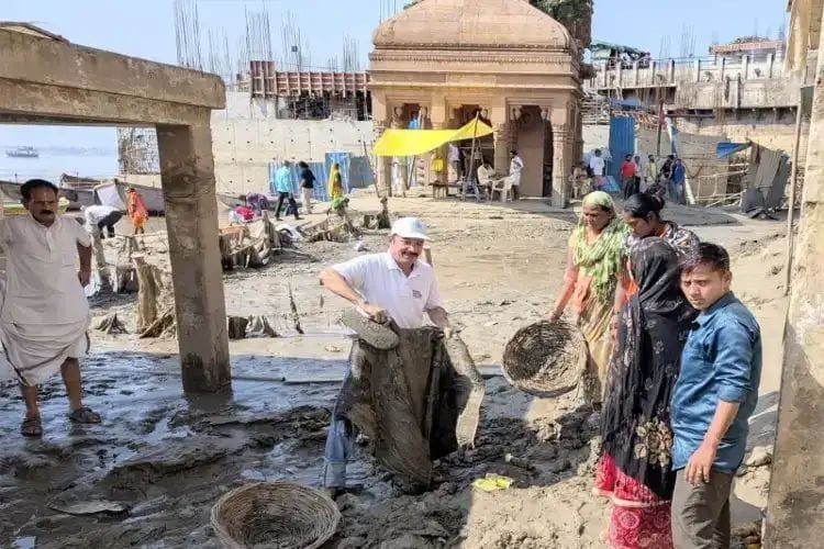 बाढ़ के बाद गंगा घाटों पर सफाई अभियान तेज