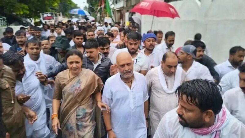 मतदाता सूची में पारदर्शिता की मांग को लेकर लखनऊ पहुंचे वाराणसी के कांग्रेसी