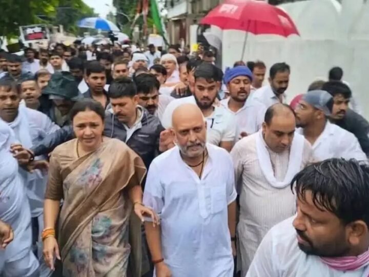 मतदाता सूची में पारदर्शिता की मांग को लेकर लखनऊ पहुंचे वाराणसी के कांग्रेसी