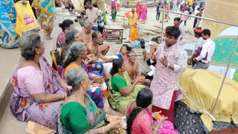 पितृपक्ष के पहले दिन गंगा तट और पिशाचमोचन में उमड़ी श्रद्धालुओं की भीड़
