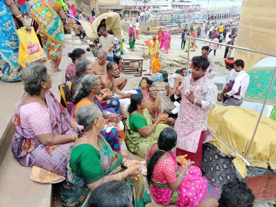 पितृपक्ष के पहले दिन गंगा तट और पिशाचमोचन में उमड़ी श्रद्धालुओं की भीड़