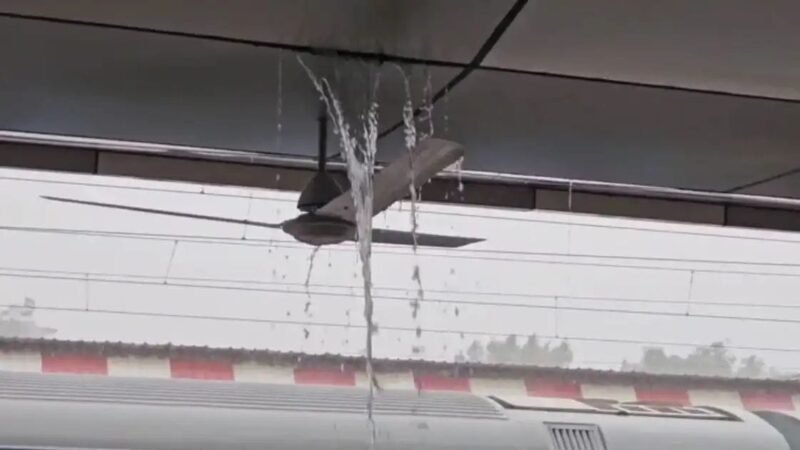 तेज बारिश में बनारस स्टेशन का प्लेटफॉर्म-8 बना ‘झरना’