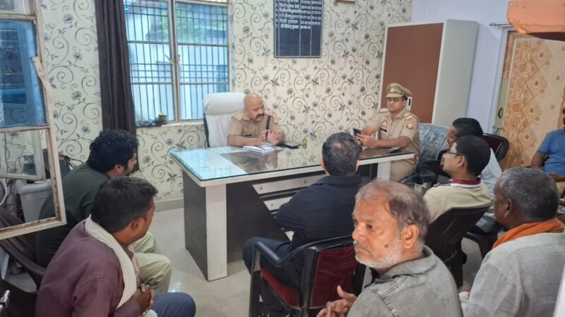 राजातालाब में व्यापारियों के साथ पुलिस की गोष्ठी