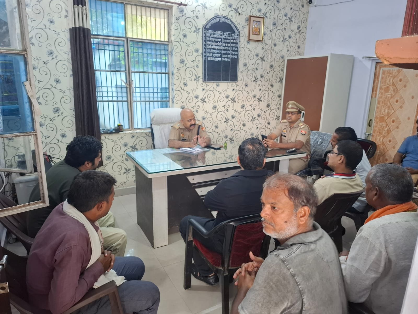 राजातालाब में व्यापारियों के साथ पुलिस की गोष्ठी