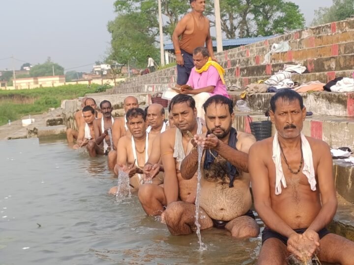 पितृपक्ष शुरू होते ही सतत वाहिनी नदी तट पर हुआ पिंडदान और तर्पण
