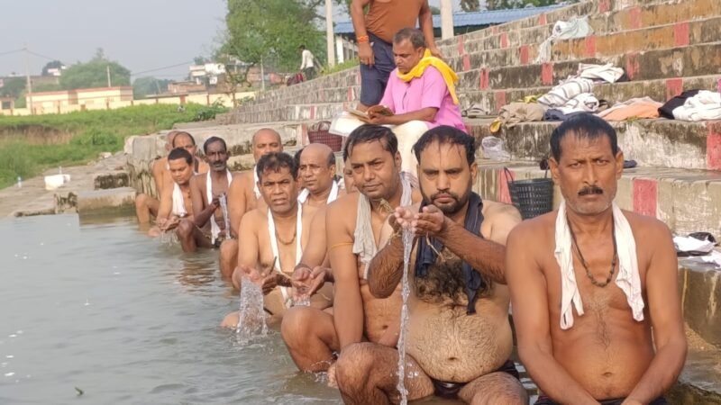 पितृपक्ष शुरू होते ही सतत वाहिनी नदी तट पर हुआ पिंडदान और तर्पण