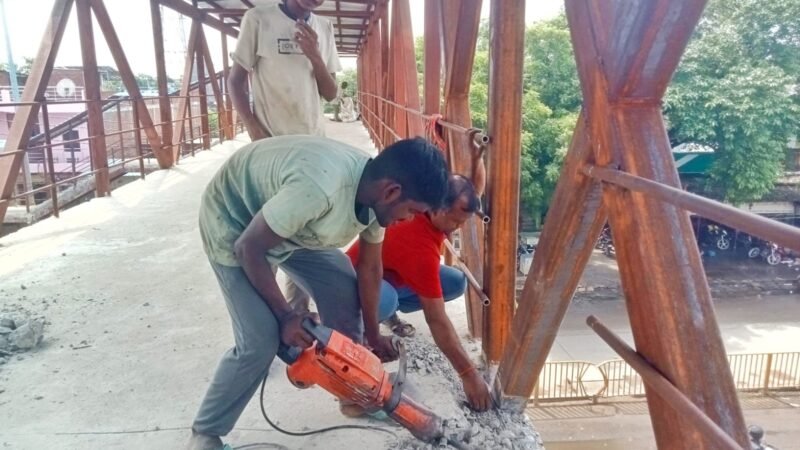 200 टन के बॉयलर को ले जा रहा 308 पहियों वाला ट्रेलर