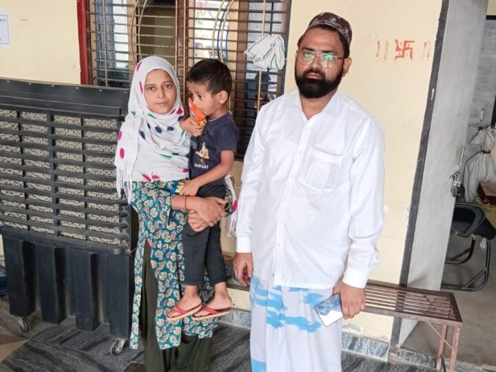 लोहता स्टेशन पर भटक रहे चार वर्षीय बालक को पुलिस ने परिजनों से मिलाया