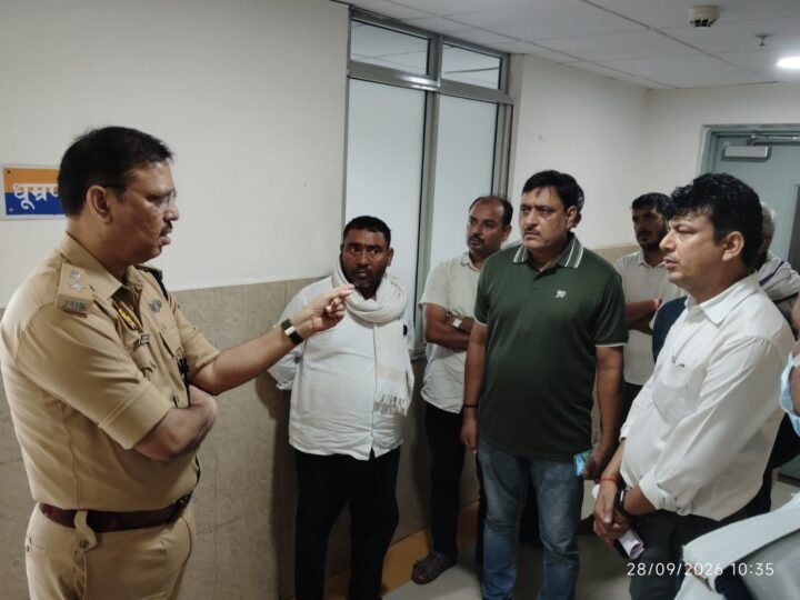 डीसीपी वरुणा ने बीएचयू ट्रामा सेंटर पहुंचकर जाना घायल पुलिसकर्मी का हाल