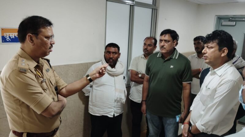 डीसीपी वरुणा ने बीएचयू ट्रामा सेंटर पहुंचकर जाना घायल पुलिसकर्मी का हाल