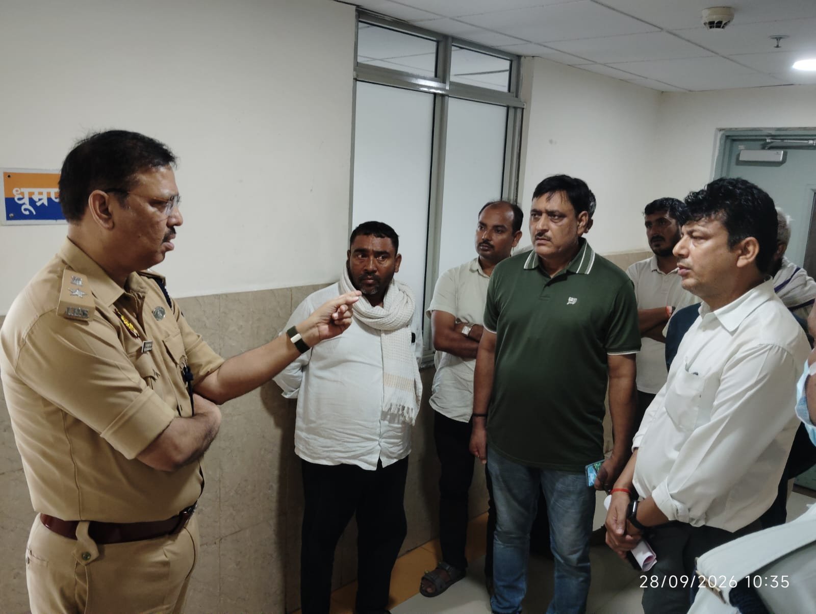 डीसीपी वरुणा ने बीएचयू ट्रामा सेंटर पहुंचकर जाना घायल पुलिसकर्मी का हाल