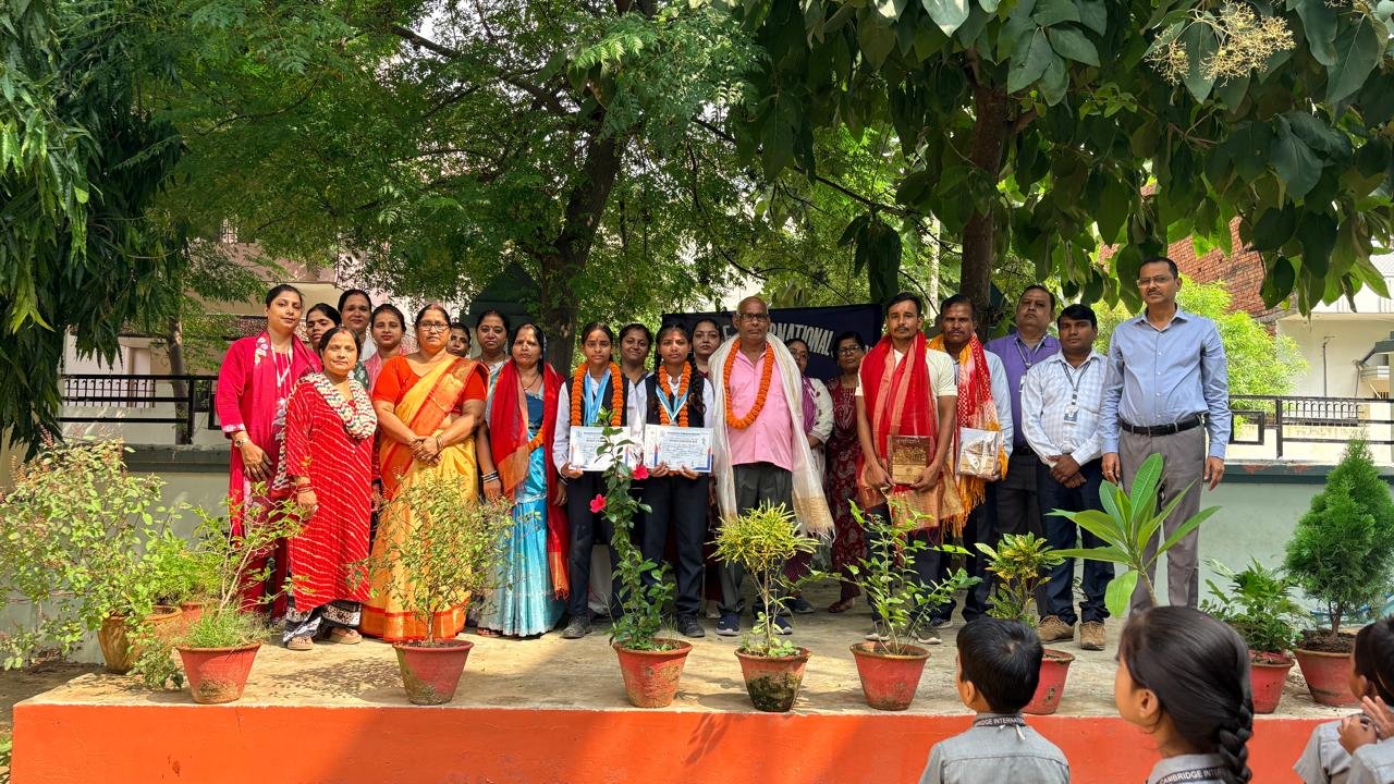 राष्ट्रीय योग में रजत पदक जीतने वाली छात्राओं के माता-पिता सम्मानित