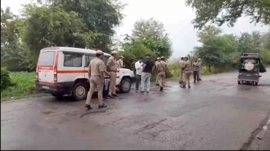 गनपॉइंट पर कपड़ों से भरा कैंटर लूट चालक समेत तीन को जंगल में फेंका
