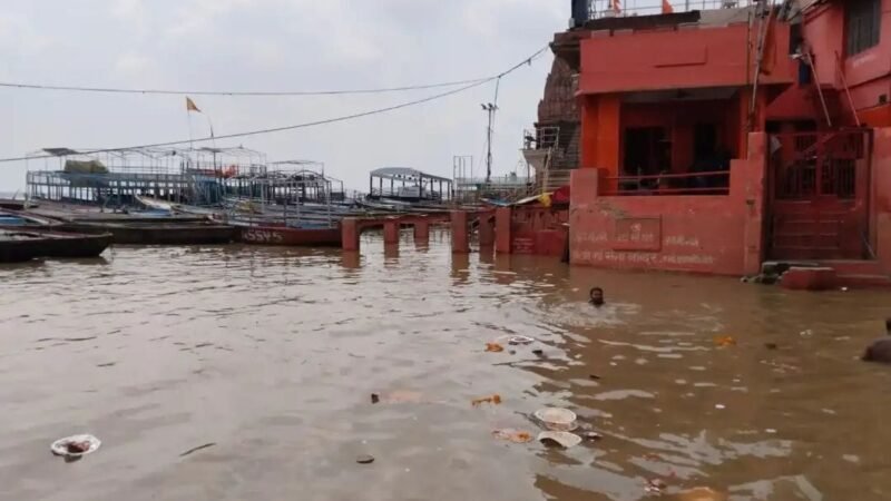 गंगा फिर उफान पर, शीतला मंदिर में घुसा पानी