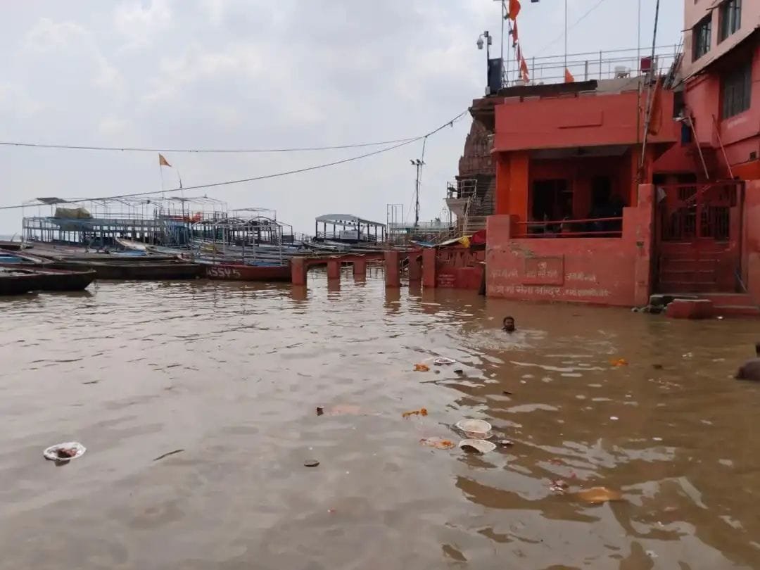 गंगा फिर उफान पर, शीतला मंदिर में घुसा पानी