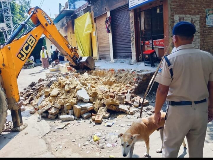 रेलवे स्टेशन परिसर में अवैध कब्जों पर गरजी जेसीबी