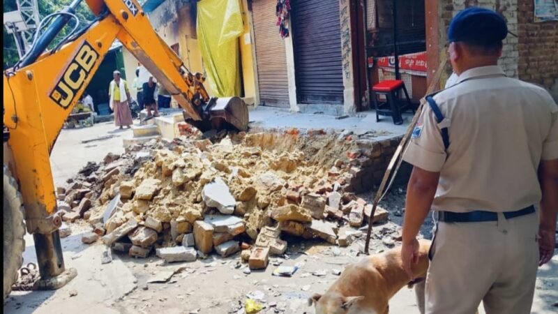 रेलवे स्टेशन परिसर में अवैध कब्जों पर गरजी जेसीबी