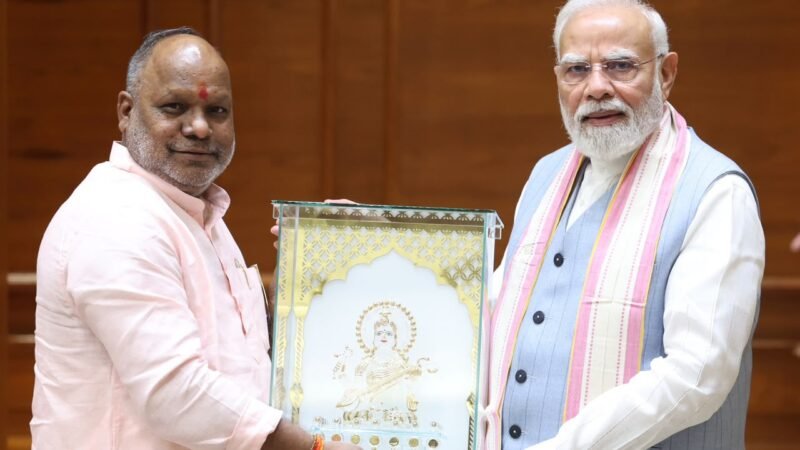 प्रधानमंत्री मोदी से राज्यमंत्री हंसराज विश्वकर्मा ने की शिष्टाचार भेंट