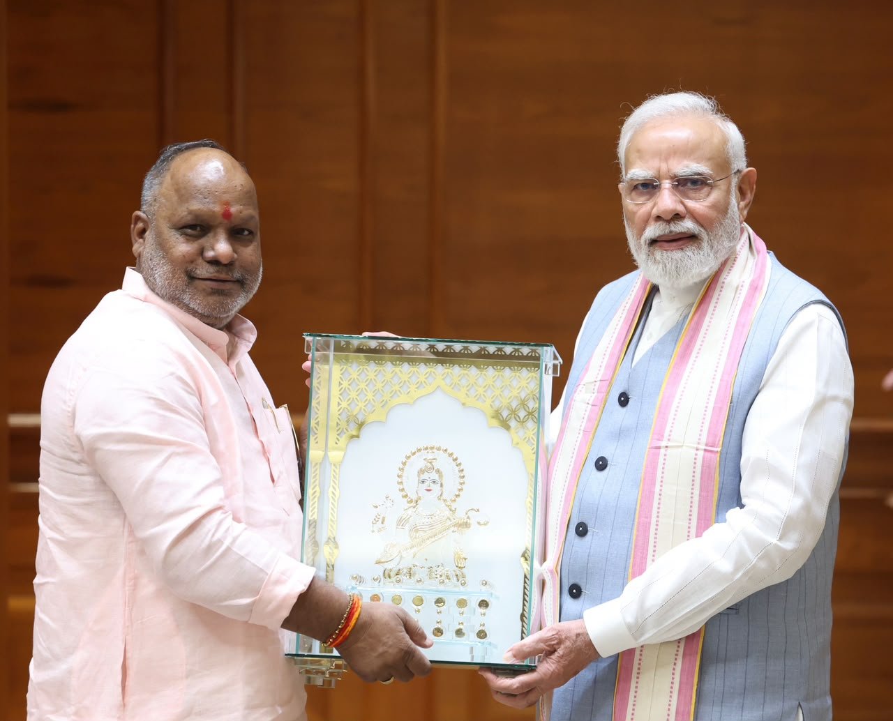 प्रधानमंत्री मोदी से राज्यमंत्री हंसराज विश्वकर्मा ने की शिष्टाचार भेंट