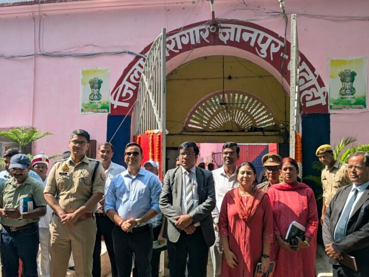 जिला जज, डीएम और एसपी ने जिला कारागार ज्ञानपुर का किया निरीक्षण